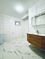Stylish 3BR Apt Outdoor Space Sleeps 8