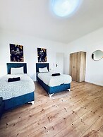 Stylish 3BR Apt Outdoor Space Sleeps 8