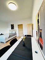 Stylish 3BR Apt Outdoor Space Sleeps 8