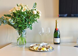 Oysters & Bubbles. Gastro Rooms
