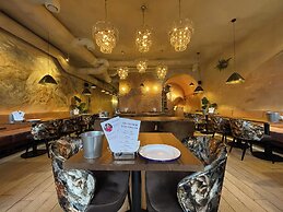 Oysters & Bubbles. Gastro Rooms