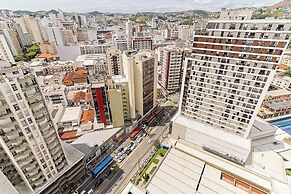 Studio Pet Friendly c Garagem e Varanda no Centro