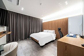 Hotel Brown Dot
