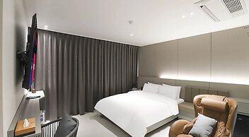 Hotel Brown Dot