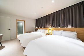 Hotel Brown Dot