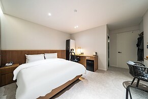 Hotel Brown Dot