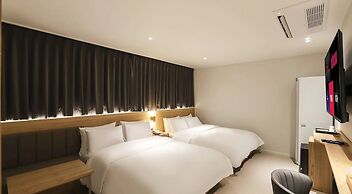 Hotel Brown Dot