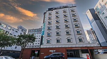 Hotel Brown Dot