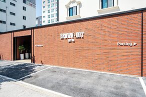 Hotel Brown Dot