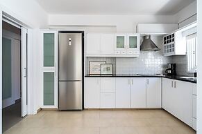 Oracle 2-BR Apt. & Balcony in Larnaca