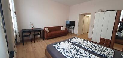Group Stay 3 Apts Near Enkplatz