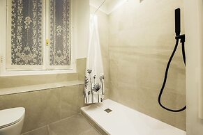 Airy 5BR Flat with Balcony - Old Town