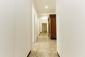 Airy 5BR Flat with Balcony - Old Town