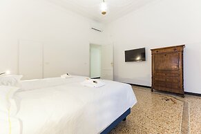 Airy 5BR Flat with Balcony - Old Town