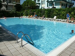 Relaxing Flat With Pool Access