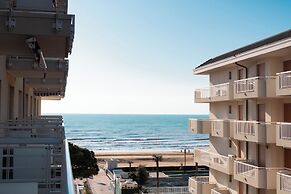 Spacious Apartment With Balcony by the sea