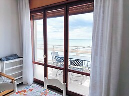 Spacious Flat With Balcony by the sea