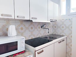 Comfy Apartment With Pool Access