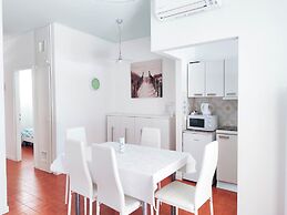 Comfy Apartment With Pool Access