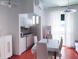 Comfy Apartment With Pool Access