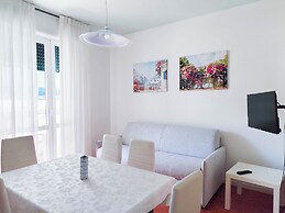 Comfy Apartment With Pool Access