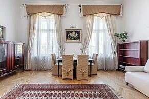 Budapest Classic Charm | 2Br + Cornertub + Smarttv