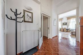 Budapest Classic Charm | 2Br + Cornertub + Smarttv