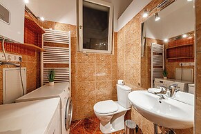 Budapest Classic Charm | 2Br + Cornertub + Smarttv