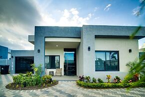 Sun-soaked Paradisiac Escape 3BR Private Beach Pool