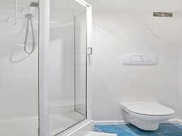 Bright CBD Apartment Close to Dining & Shopping