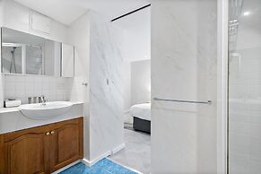 Bright CBD Apartment Close to Dining & Shopping