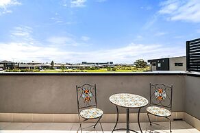 Spacious Tarneit Home With Private Garden