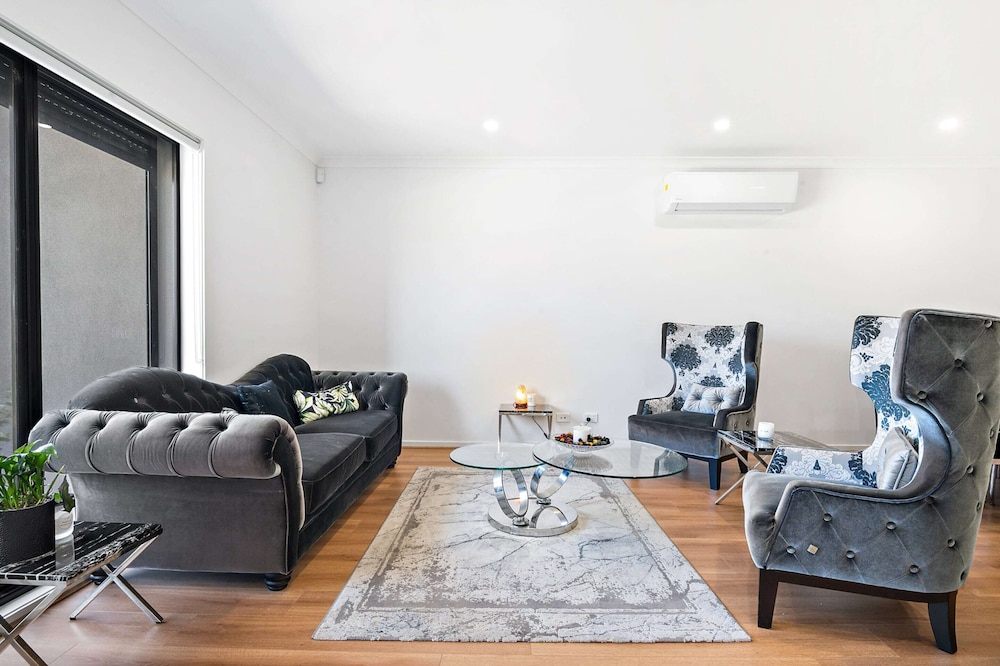 Spacious Tarneit Home With Private Garden
