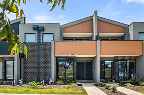 Spacious Tarneit Home With Private Garden