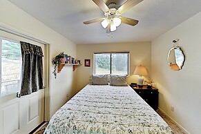 Mtn-view Retreat w/ Hot Tub + Deck in Sebastopol