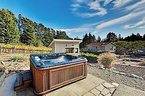 Mtn-view Retreat w/ Hot Tub + Deck in Sebastopol