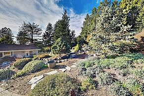 Mtn-view Retreat w/ Hot Tub + Deck in Sebastopol