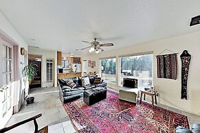 Mtn-view Retreat w/ Hot Tub + Deck in Sebastopol
