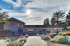 Mtn-view Retreat w/ Hot Tub + Deck in Sebastopol