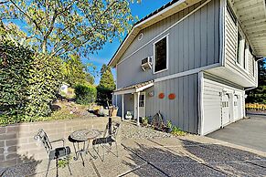 Mtn-view Retreat w/ Hot Tub + Deck in Sebastopol