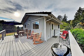 Mtn-view Retreat w/ Hot Tub + Deck in Sebastopol