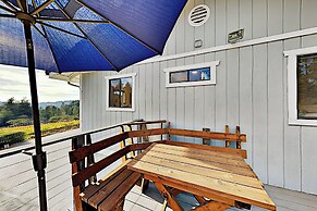 Mtn-view Retreat w/ Hot Tub + Deck in Sebastopol