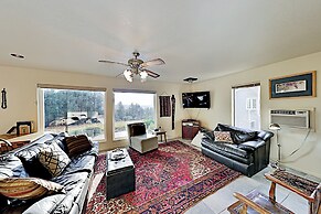 Mtn-view Retreat w/ Hot Tub + Deck in Sebastopol