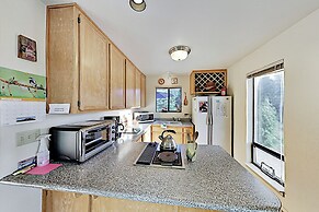 Mtn-view Retreat w/ Hot Tub + Deck in Sebastopol