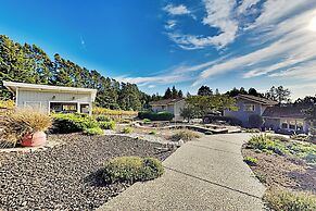 Mtn-view Retreat w/ Hot Tub + Deck in Sebastopol