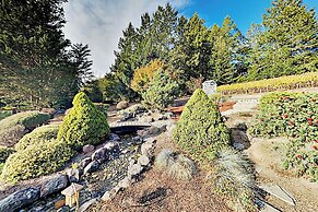 Mtn-view Retreat w/ Hot Tub + Deck in Sebastopol