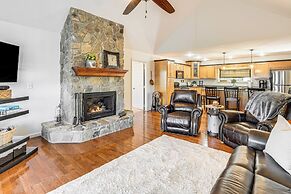 Couples Retreat in Murphy! Mountain-view Home