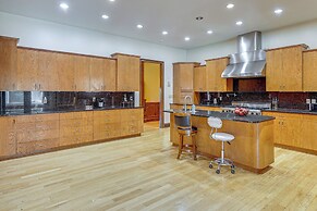 Scenic Lagrange Retreat! 3,600 Sq Ft, Pool Access