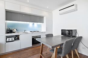 One-bed Apartment Close to Cafes and Coast