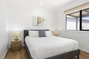 Spacious 2-bedroom With Private Parking Access